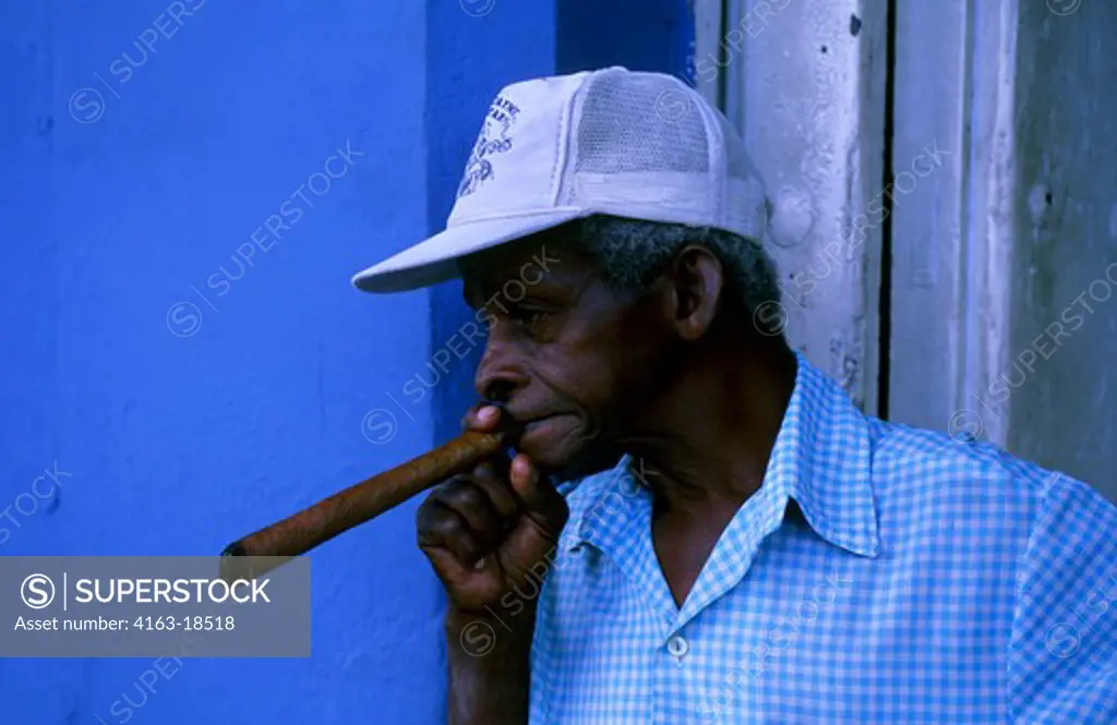CUBA, PINAR DEL RIO, MAN SMOKING CIGAR