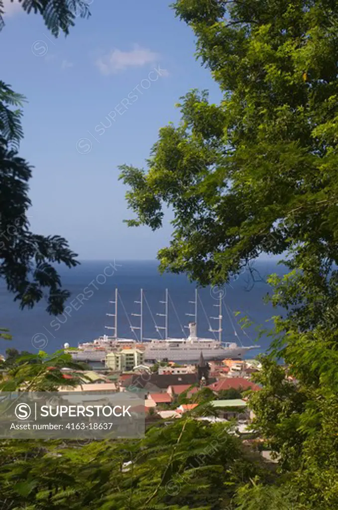 DOMINICA, ROSEAU, MORNE BRUCE, PANORAMIC VIEW OVER CITY, CRUISE SHIP WIND SURF