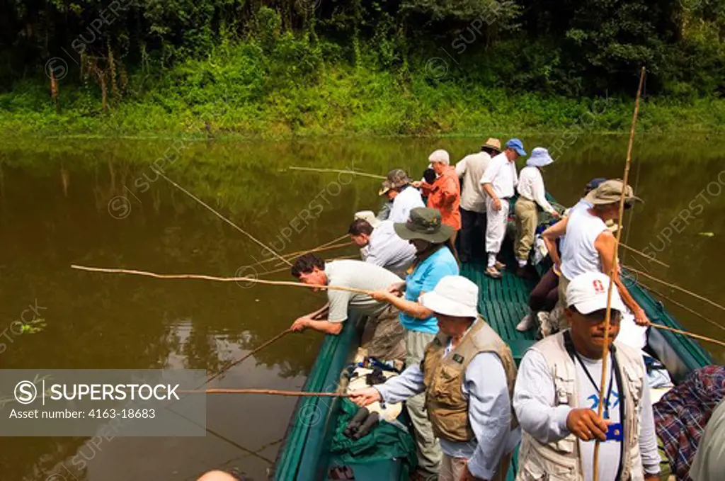 PERU, AMAZON BASIN, UCAYALI RIVER, PACAYA-SAMIRIA NATIONAL RESERVE, SMALL RIVER, RAINFOREST, TOURISTS IN BOAT FISHING FOR PIRANHA