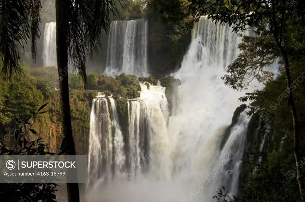 ARGENTINA, IGUASSU NATIONAL PARK, IGUASSU FALLS, BOSSETTI FALLS