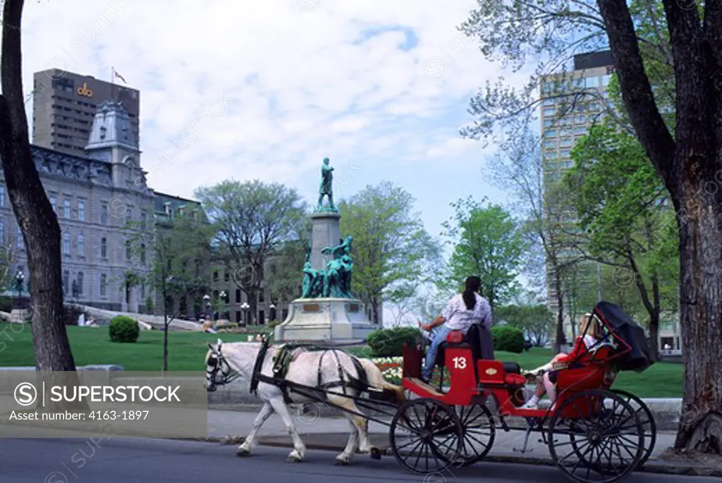 CANADA,QUEBEC,QUEBEC CITY, GRAND ALLEE, STREET SCENE WITH HORSE-DRAWN CARRIAGE