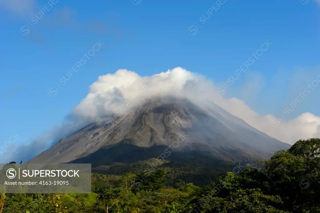 COSTA RICA, VIEW OF ARENAL VOLCANO