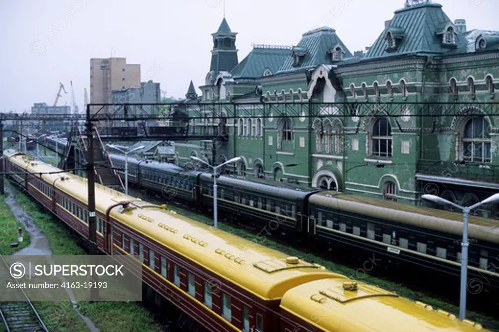 RUSSIA, VLADIVOSTOK, TRAIN IN TRAIN STATION, END OF TRANSSIBERIAN RAILROAD