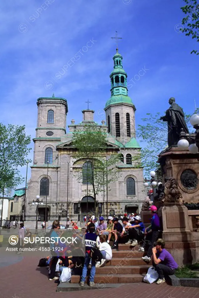 CANADA,QUEBEC,QUEBEC CITY, CITY HALL GARDENS WITH CITY HALL