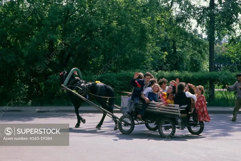 RUSSIA, SIBERIA, IRKUTSK, STREET SCENE, YOUNG PEOPLE IN HORSE CARRIAGE