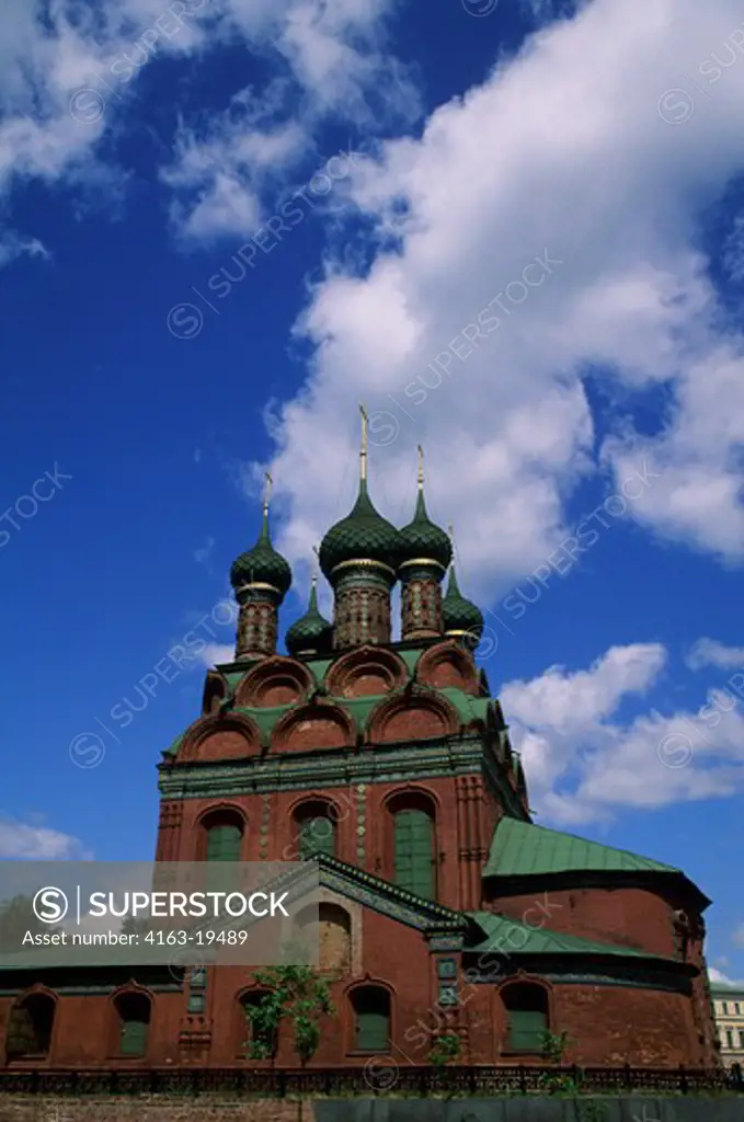 RUSSIA, YAROSLAVL, CHURCH OF THE EPIPHANY (1684-93), CLOUDS