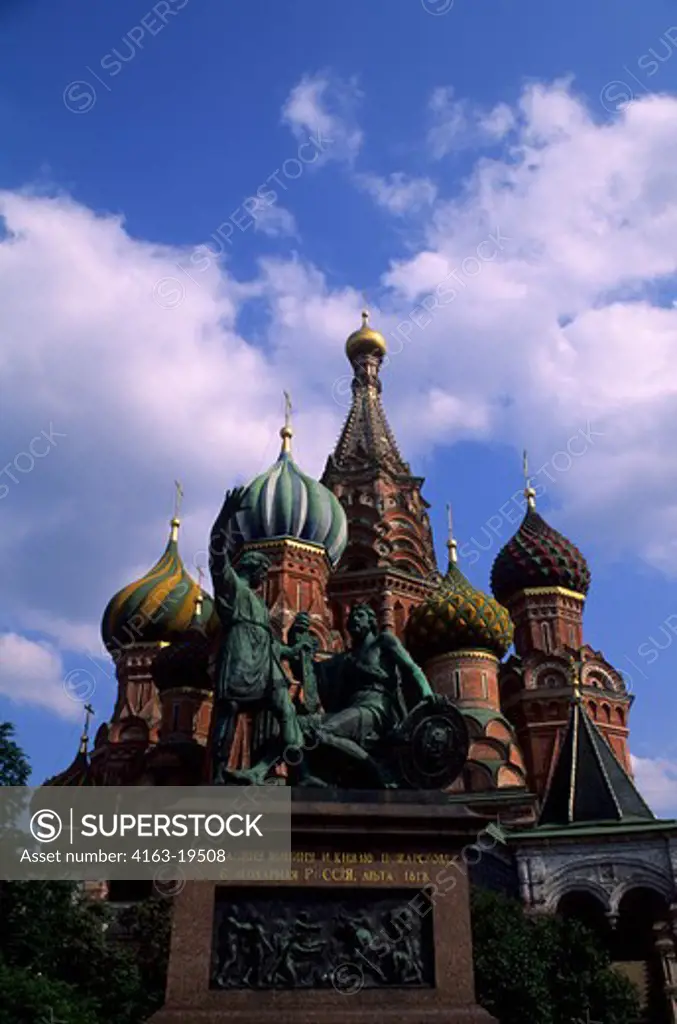 RUSSIA, MOSCOW, RED SQUARE, ST. BASIL'S CATHEDRAL
