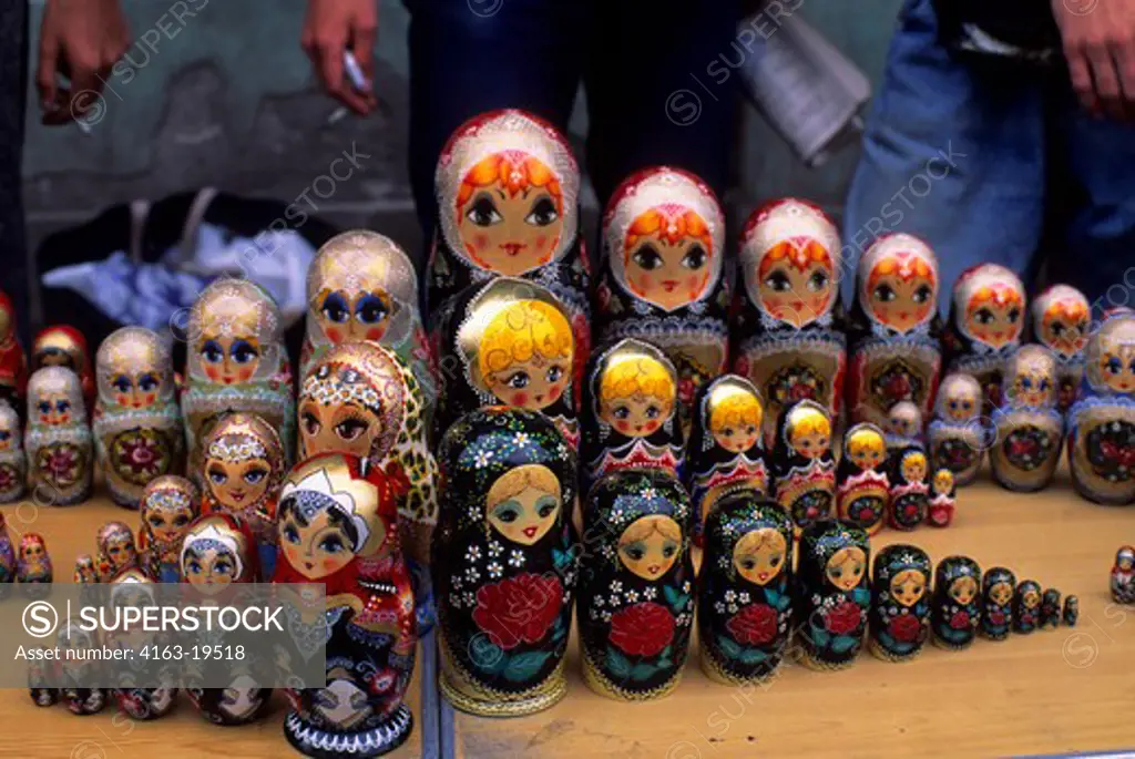 RUSSIA, MOSCOW, ARBAT STREET FLEA MARKET, MATRYOSHKA DOLLS