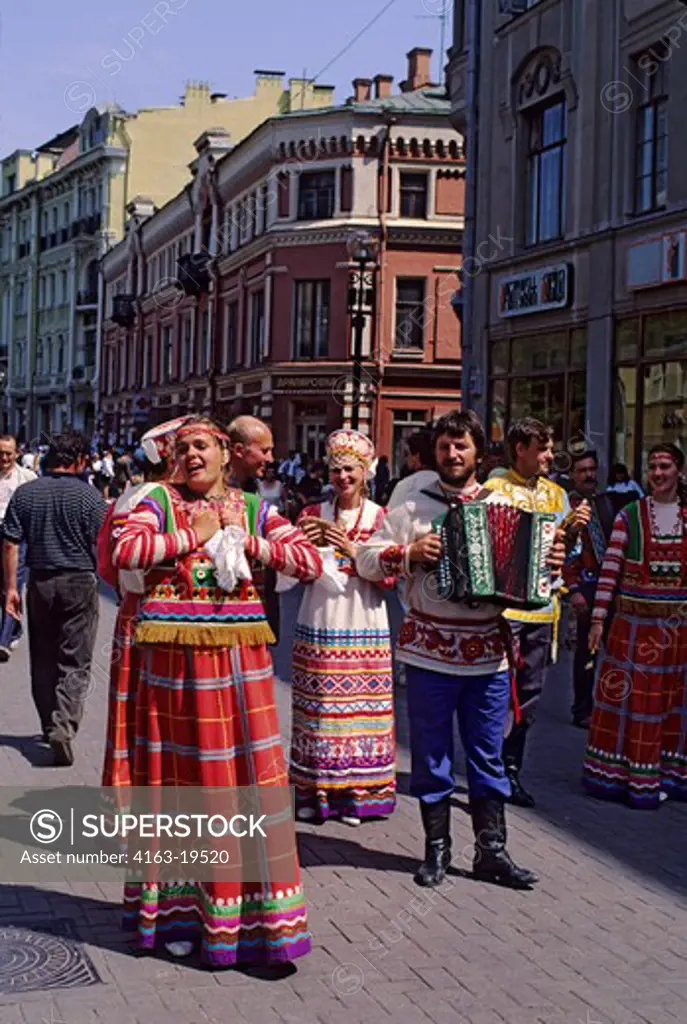 RUSSIA, MOSCOW, ARBAT STREET, FOLK GROUP