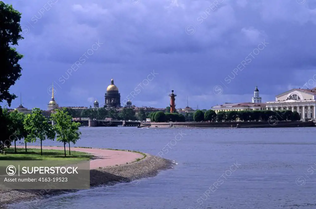 RUSSIA, ST. PETERSBURG, NEVA RIVER AND ST. ISAAC'S CATHEDRAL