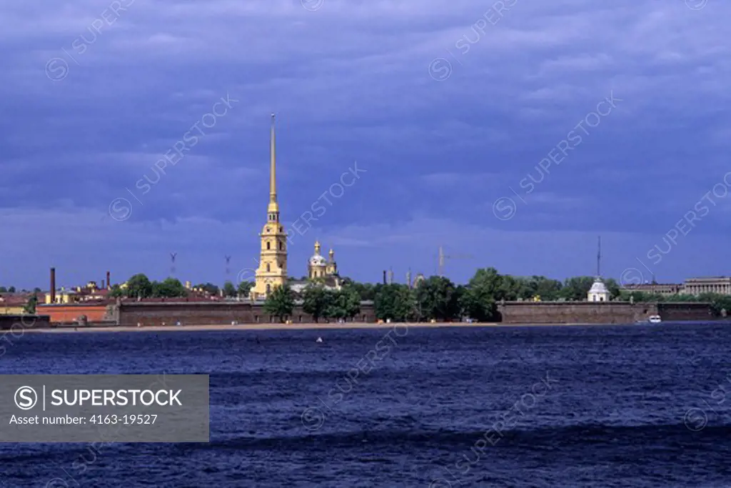RUSSIA, ST. PETERSBURG, NEVA RIVER WITH PETER AND PAUL FORTRESS