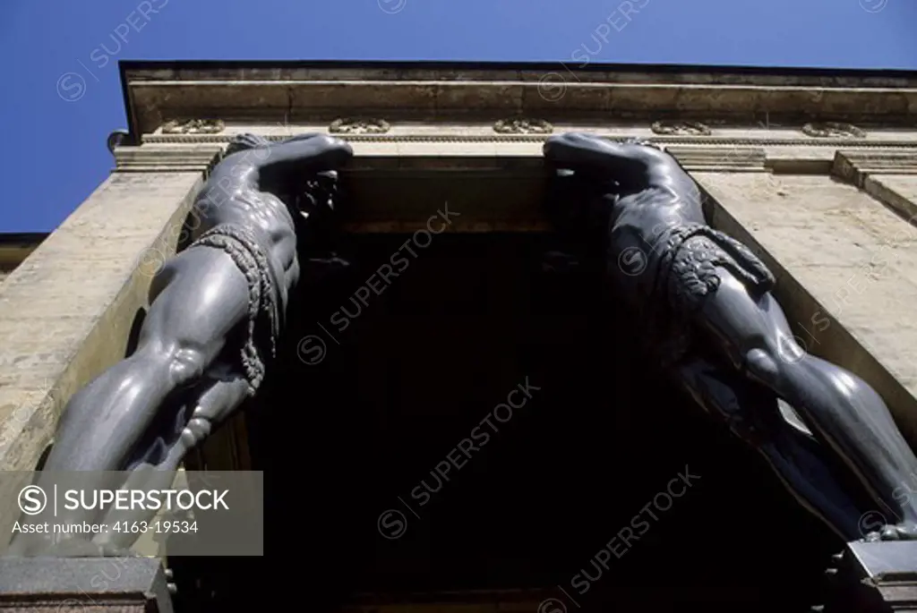 RUSSIA, ST. PETERSBURG, NEW HERMITAGE, GIANT STATUES