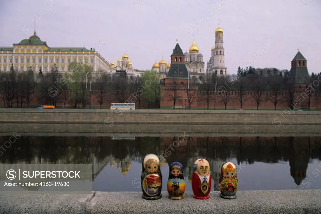 RUSSIA, MOSCOW, VIEW OF KREMLIN, BABUSHKA DOLLS IN FOREGROUND