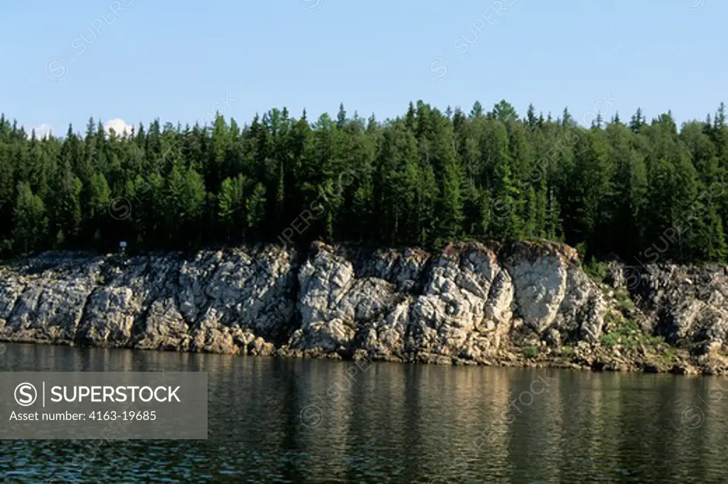 RUSSIA, SIBERIA, YENISEY RIVER, NEAR TURUCHANSK, ROCKY SHORE WITH FOREST