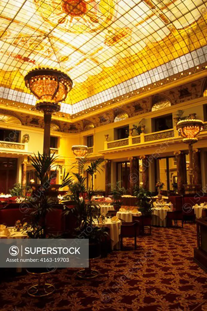 RUSSIA, MOSCOW, REVOLUTION SQUARE, METROPOL HOTEL, DINING ROOM, TIFFANY GLASS ROOF