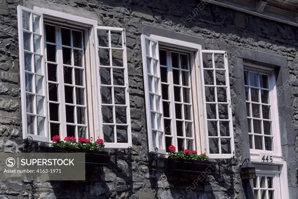 CANADA, QUEBECE, MONTREAL, OLD TOWN, HOUSE WITH WINDOWS AND GERANIUMS