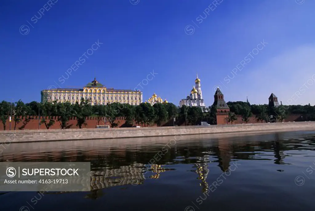 RUSSIA, MOSCOW, VIEW OF KREMLIN, MOSKVA RIVER