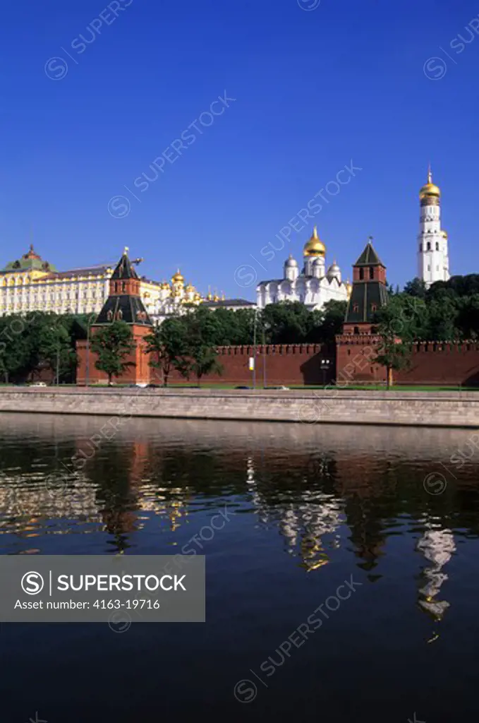 RUSSIA, MOSCOW, VIEW OF KREMLIN, MOSKVA RIVER