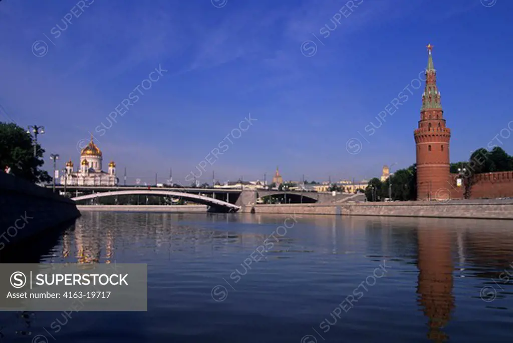 RUSSIA, MOSCOW, MOSKVA RIVER, CATHEDRAL KHRISTA-SPASITELYA AND KREMLIN