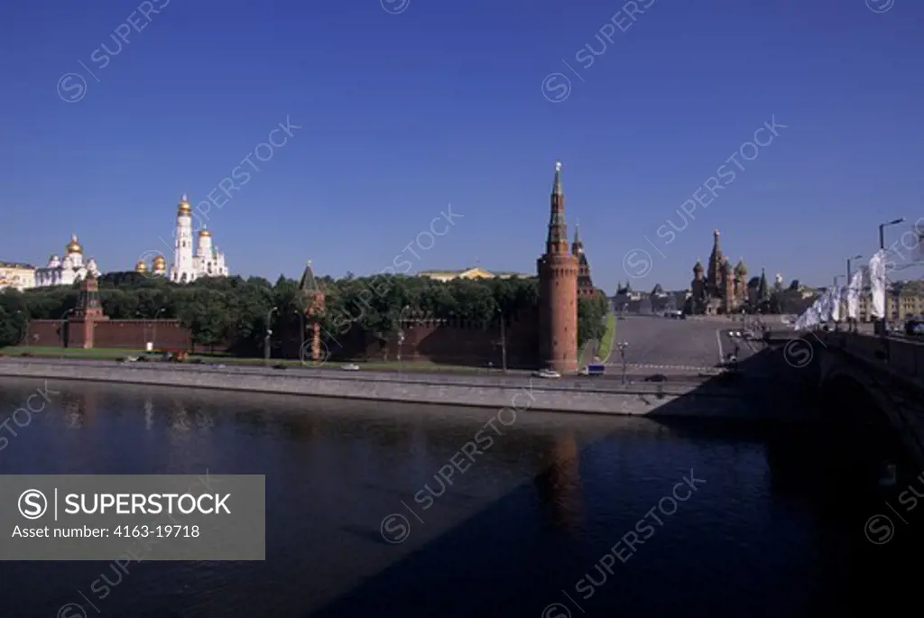 RUSSIA, MOSCOW, MOSKVA RIVER WITH KREMLIN