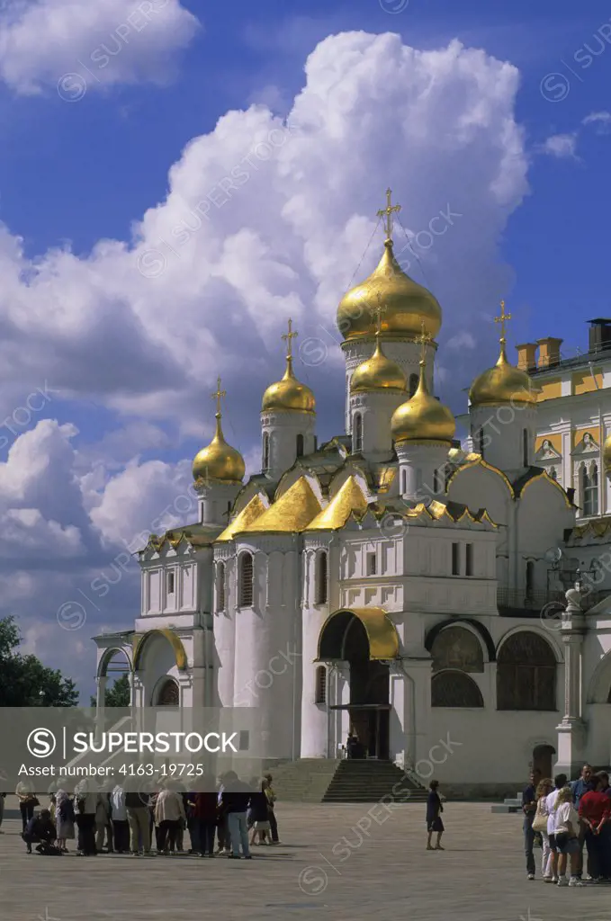 RUSSIA, MOSCOW, INSIDE KREMLIN, CATHEDRAL OF THE ANNUNCIATION, TOURISTS