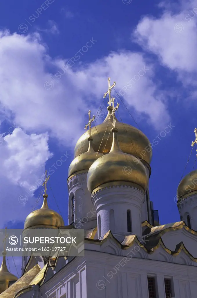 RUSSIA, MOSCOW, INSIDE KREMLIN, CATHEDRAL OF THE ANNUNCIATION, GOLDEN DOMES