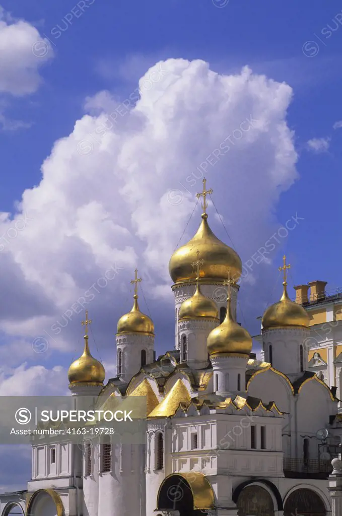 RUSSIA, MOSCOW, INSIDE KREMLIN, CATHEDRAL OF THE ANNUNCIATION, GOLDEN DOMES