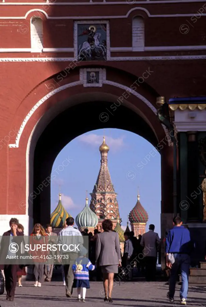 RUSSIA, MOSCOW, RED SQUARE VOSKRESENSKIE GATE, VIEW OF ST BASILS CATHEDRAL