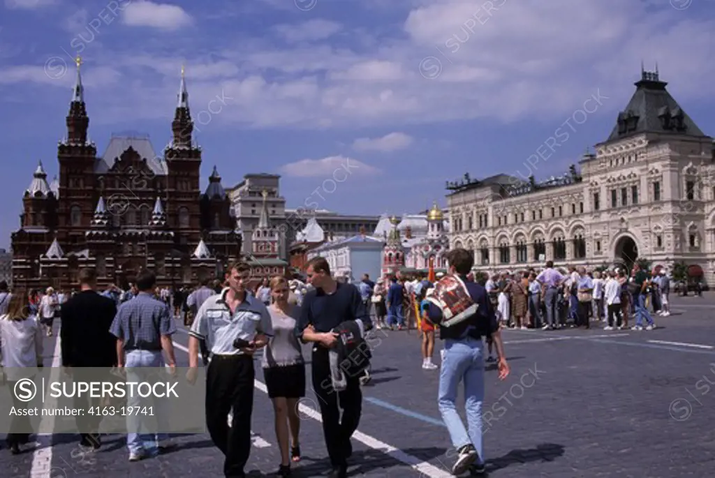 RUSSIA, MOSCOW, RED SQUARE WITH HISTORICAL MUSEUM IN BACKGROUND, GUM ON THE RIGHT, PEOPLE
