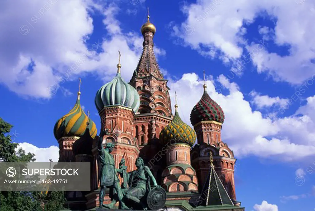 RUSSIA, MOSCOW, RED SQUARE ST BASIL'S CATHEDRAL,KUZMA MININ AND DMITRY POZHARSKY MONUMENT