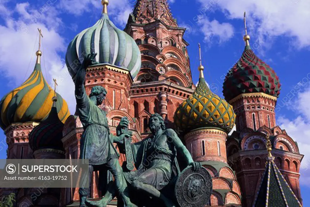 RUSSIA, MOSCOW, RED SQUARE ST BASIL'S CATHEDRAL, KUZMA MININ AND DMITRY POZHARSKY MONUMENT