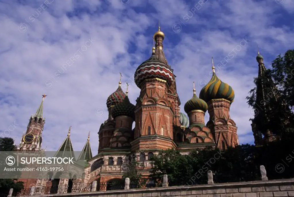 RUSSIA, MOSCOW, RED SQUARE ST BASIL'S CATHEDRAL, SPASSKAYA TOWER IN THE BACKGROUND