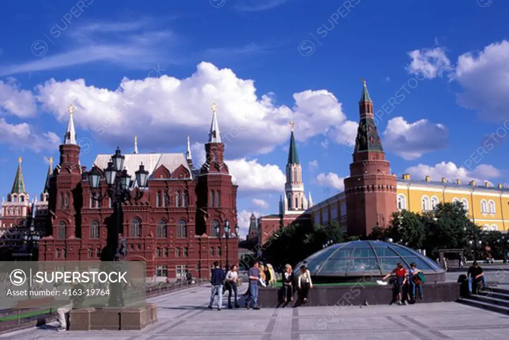 RUSSIA, MOSCOW, MANEZHNAYA PLOSCHAD (MENAGE SQUARE), HISTORICAL MUSEUM AND KREMLIN