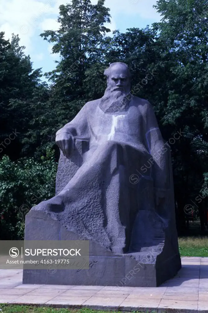 RUSSIA, MOSCOW, STATUE OF LEO TOLSTOY