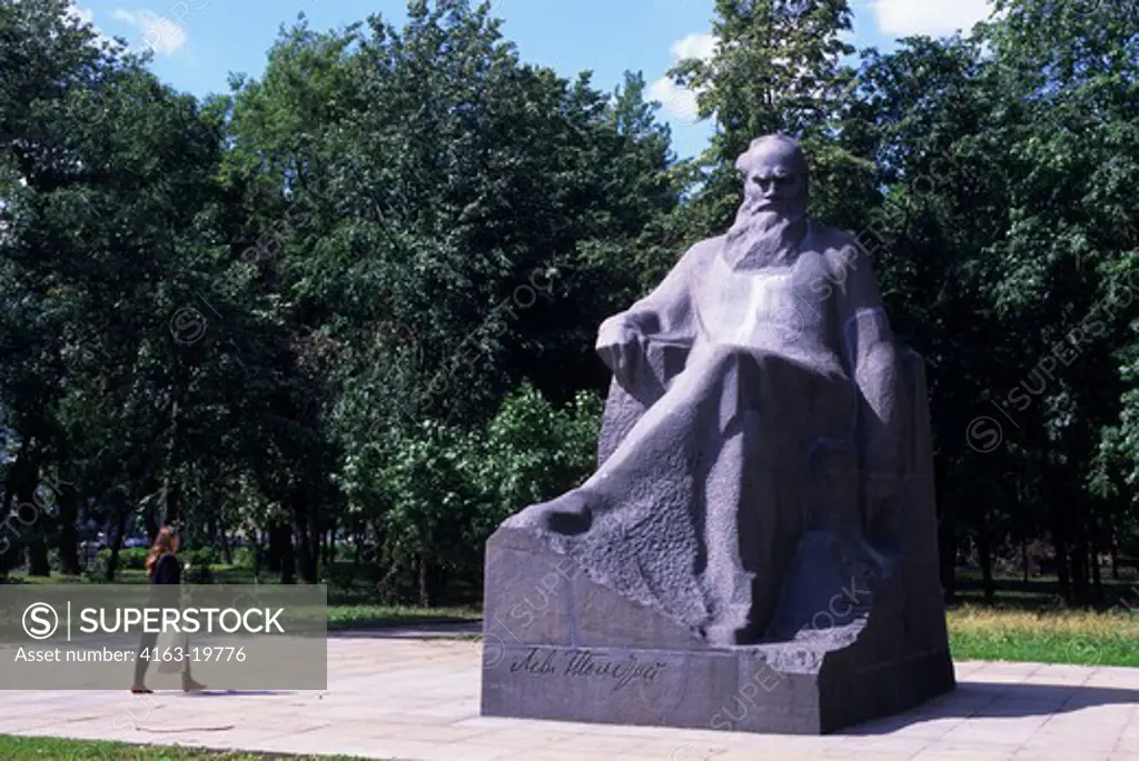 RUSSIA, MOSCOW, STATUE OF LEO TOLSTOY