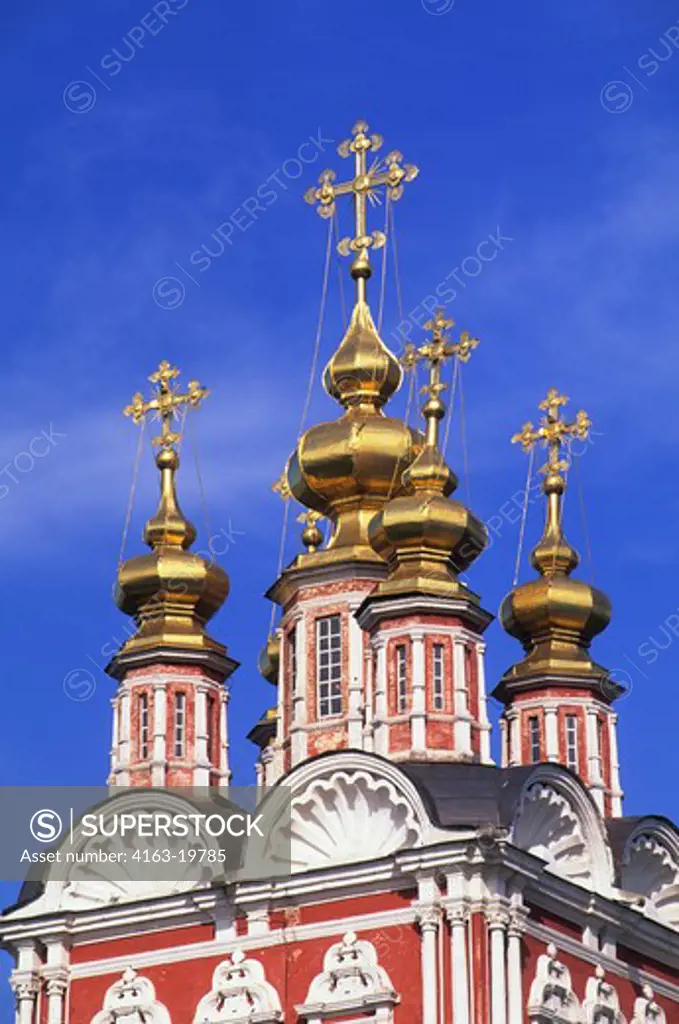 RUSSIA, MOSCOW, NOVODEVICHY CONVENT, ENTRANCE, GOLDEN DOMES