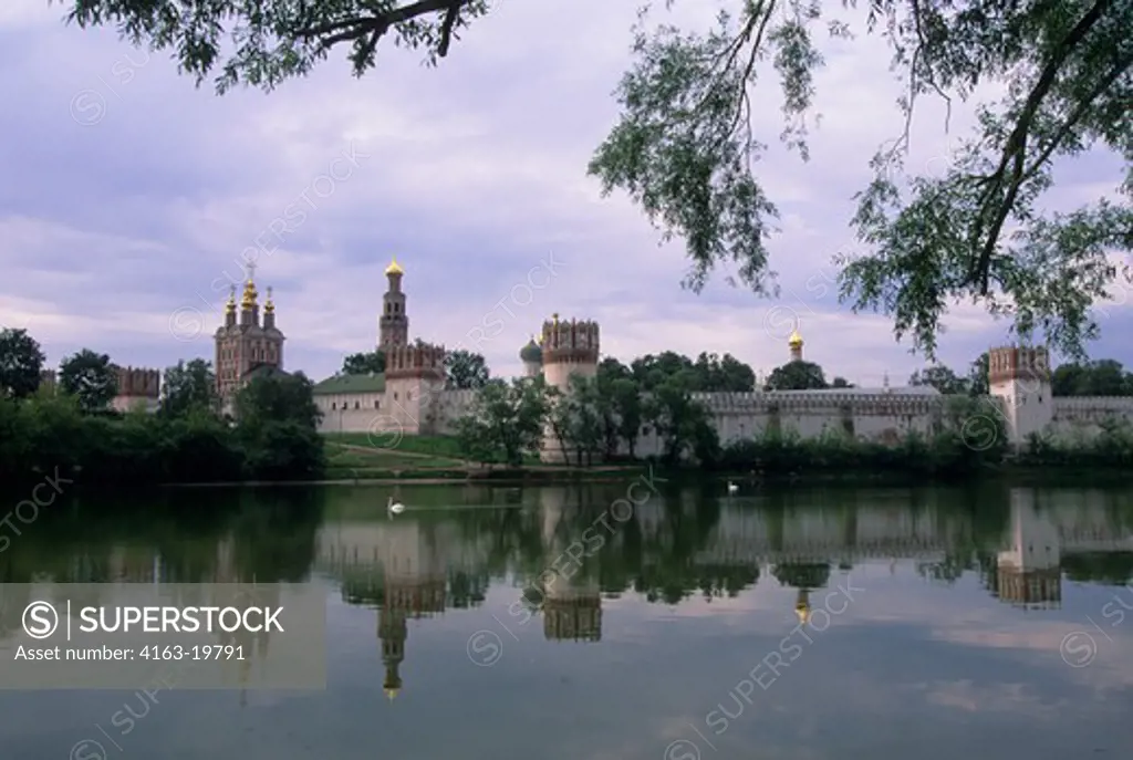 RUSSIA, MOSCOW, NOVODEVICHY CONVENT, REFLECTING IN LAKE