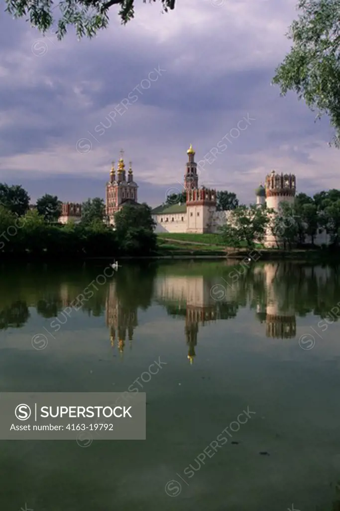 RUSSIA, MOSCOW, NOVODEVICHY CONVENT, REFLECTING IN LAKE