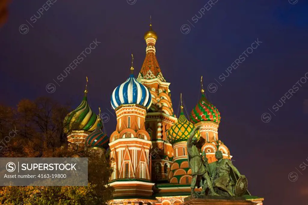 RUSSIA, MOSCOW, RED SQUARE, ST. BASIL'S CATHEDRAL AT NIGHT
