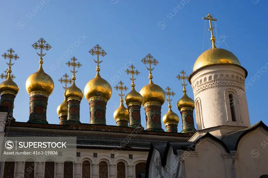 RUSSIA, MOSCOW, INSIDE KREMLIN, CATHEDRAL SQUARE, ROOF ARCHITECTURE