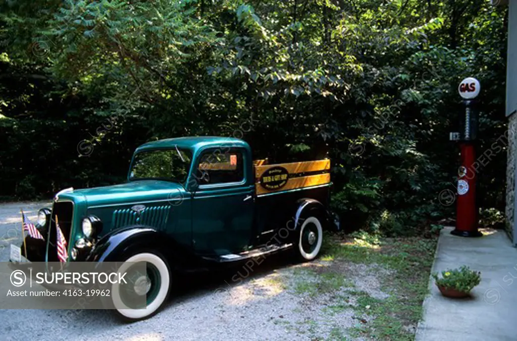 Usa, Ohio, Lake Erie,  South Bass Island, Put-In-Bay, Stonehenge Historic Site, Old Ford Truck