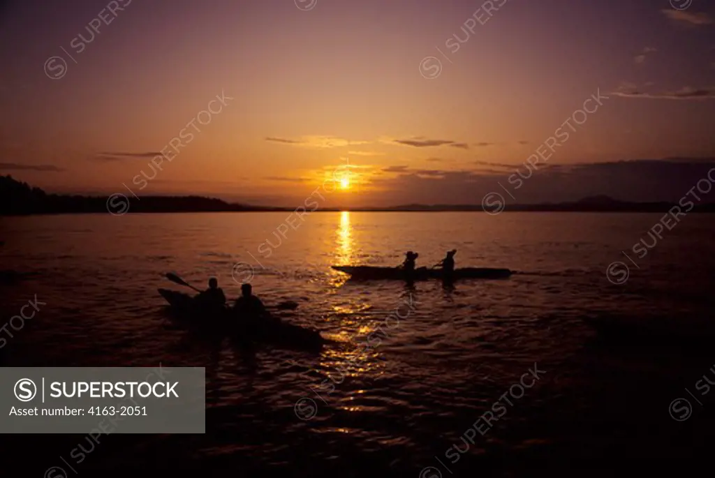 CANADA, BC, VANCOUVER ISLAND TOFINO, KAYAKS IN SUNSET