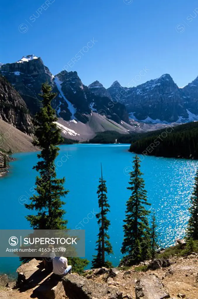 Canada, Alberta, Banff National Park, Moraine Lake, Tourists