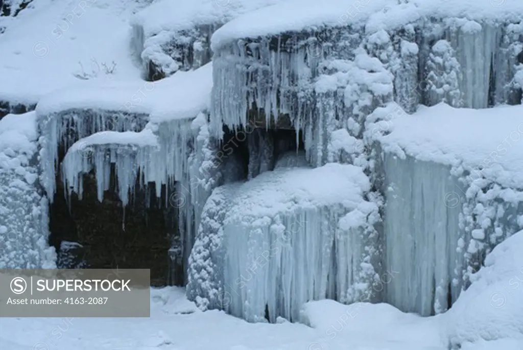 CANADA, CANADIAN ROCKIES, ALBERTA, JASPER, MALIGNE CANYON, IN WINTER, ICICLES COVERED WITH SNOW