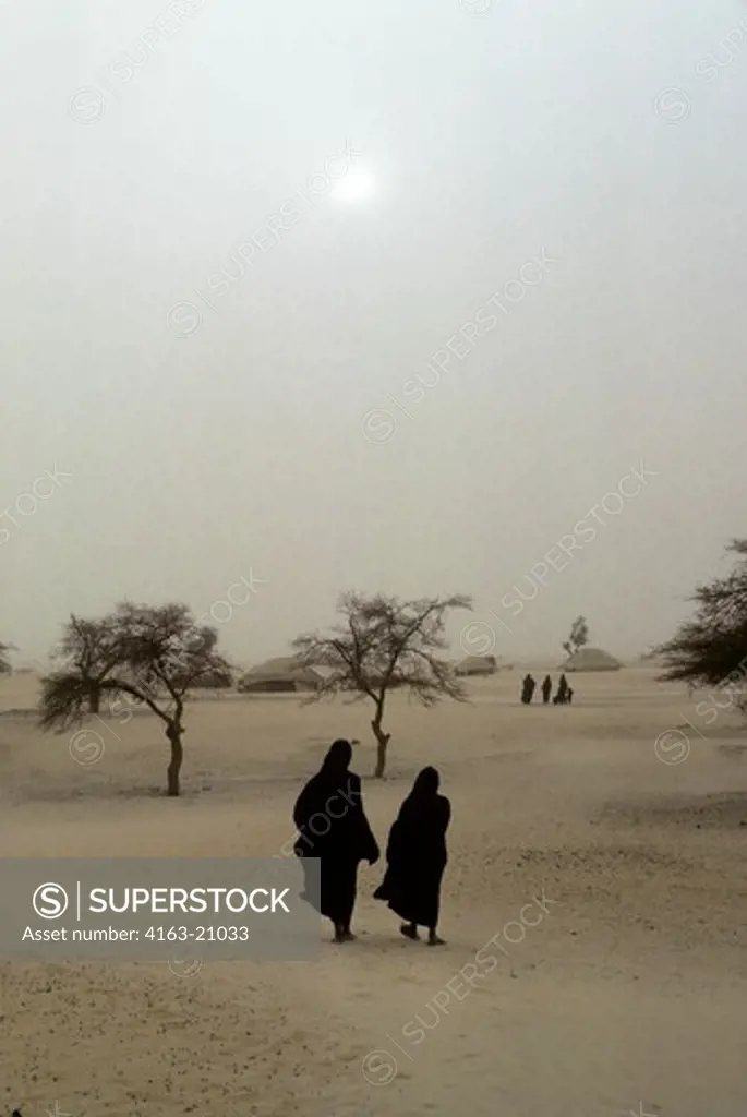 Mali, Near Timbuktu, Tuareg Camp In Harmattan Dust Storm, Tuareg Women