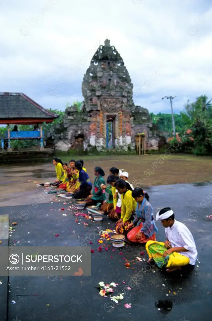 INDONESIA, BALI, SMALL TEMPLE, TEMPLE CEREMONY, PEOPLE PRAYING
