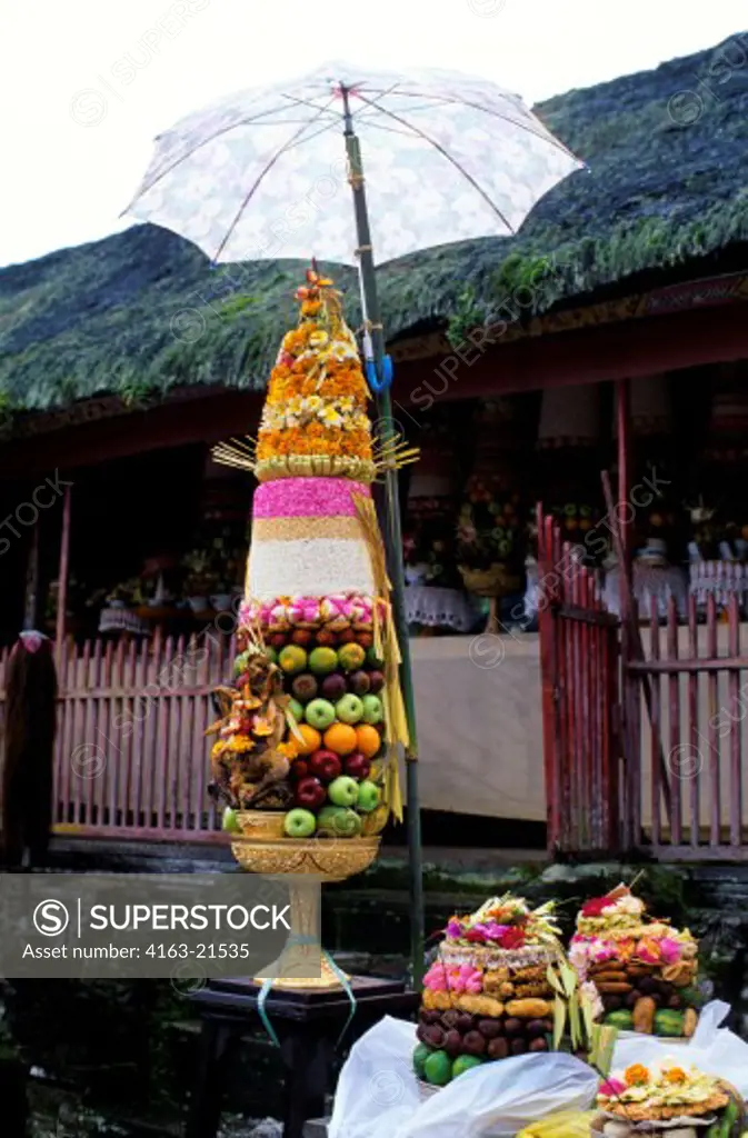 INDONESIA, BALI, SMALL TEMPLE, TEMPLE CEREMONY, OFFERINGS