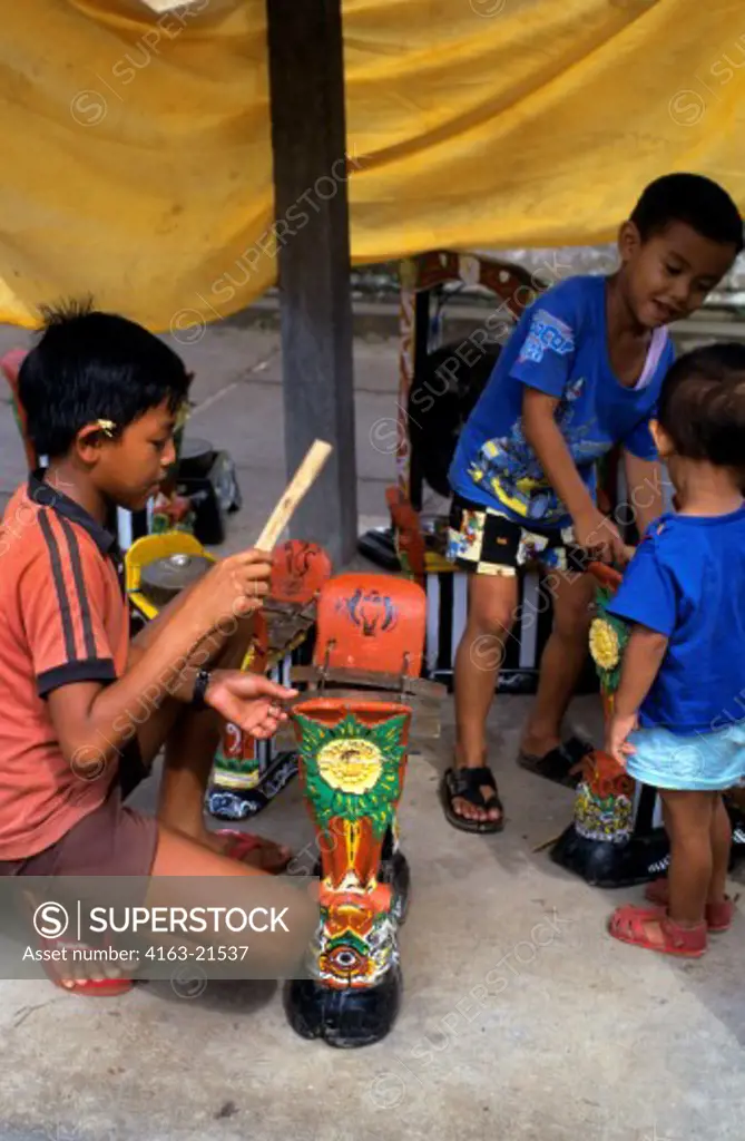 INDONESIA, BALI, SMALL TEMPLE, CEREMONY, GAMELAN INSTRUMENTS, BOYS PLAYING