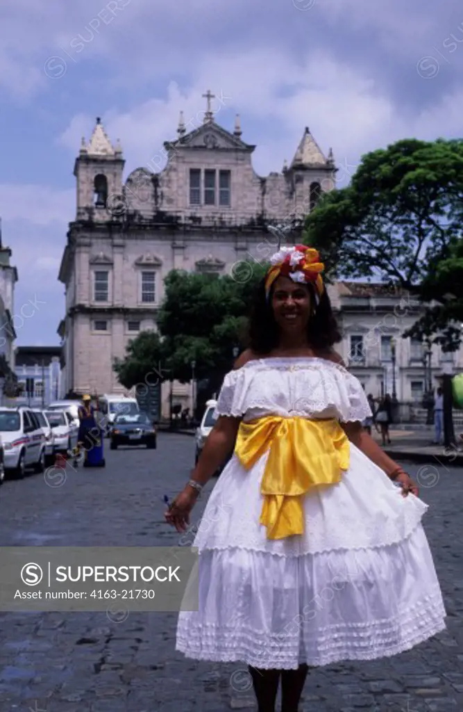 BRAZIL, SALVADOR DE BAHIA, STREET SCENE, CATHEDRAL DE SALVADOR, LOCAL WOMAN (BAHIANA)
