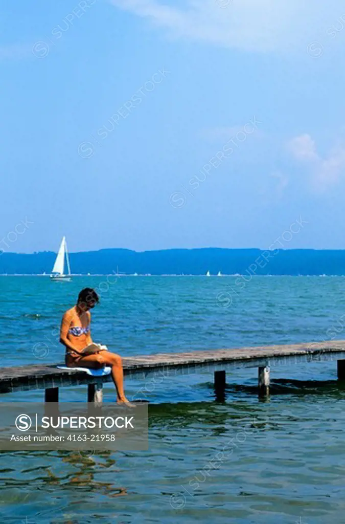 Germany, Bavaria, Starnberger See, Lake, Seeshaupt, Jetty, Woman Reading